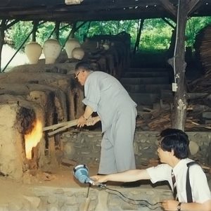 斜面に作られた登り窯にてチ・スンタクさんと