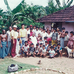 スリランカの小さな村で村人たちと記念撮影